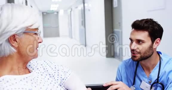 护士与女性老年病人交谈视频的预览图