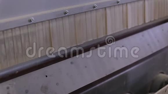 家具厂的设备工人把胶合板切成板条视频的预览图