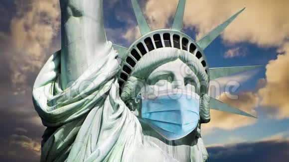 冠状病毒COVID19在美国戴着医疗面具的自由女神像时光流逝视频的预览图