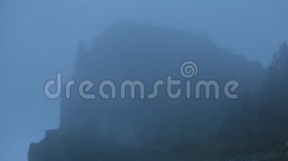 薄雾中的古石堡可怕的气氛奇怪的古老哥特式建筑视频的预览图