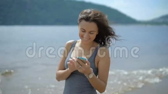 一位年轻的美女在海滩上和朋友聊天视频的预览图