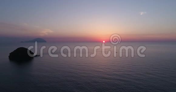 在日落或日出与远岛的地中海移动侧鸟瞰自然户外旅行视频的预览图