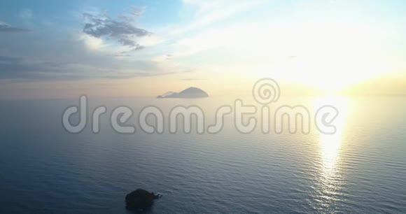 在日落或日出时向后移动的地中海海景与远岛自然户外旅行视频的预览图