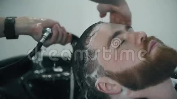 理发师洗人头视频的预览图