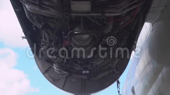 飞机引擎爆炸了视频的预览图