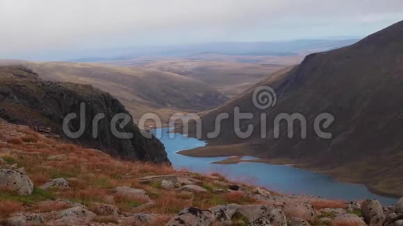 洛奇雅芳在8月阴天的苏格兰凯恩斯国家公园视频的预览图