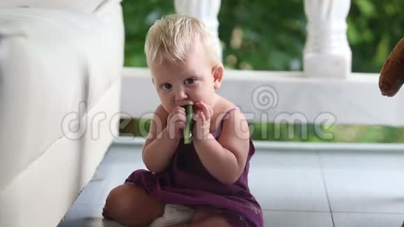 小孩吃黄瓜站在沙发上视频的预览图