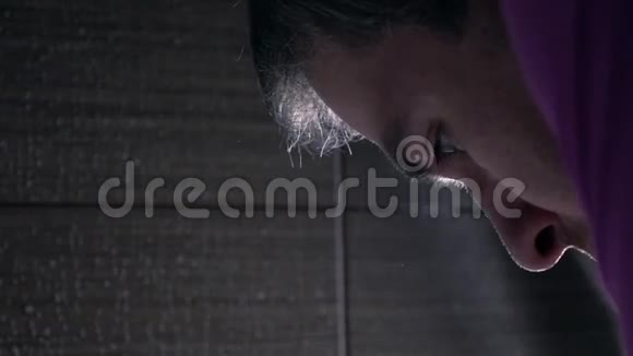 年轻人在浴室洗脸超慢动作镜头视频的预览图