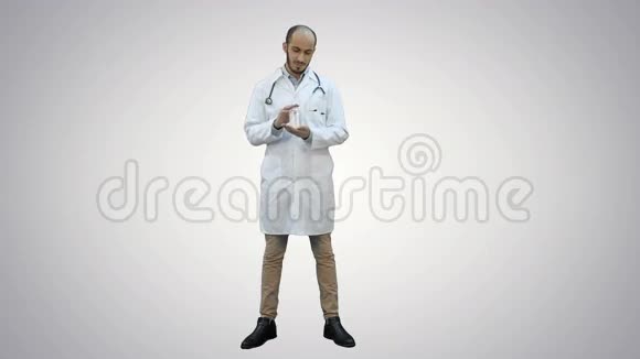 微笑的医生推荐药丸和放弃拇指的白色背景视频的预览图