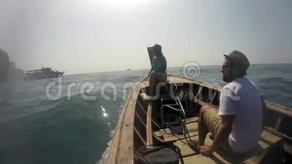 两名乘客在大浪中荡秋千的船视频的预览图
