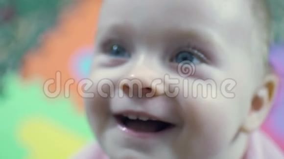 美丽的微笑可爱的宝贝是的视频的预览图