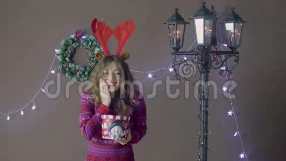 美丽的圣诞老人助手圣诞女孩带着糖果罐圣诞装饰背景视频的预览图
