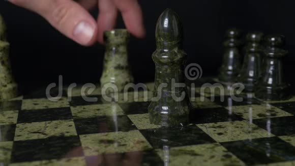 白牛在棋盘上打败黑象打败了国际象棋新秀大象牵着女人手选择性重点视频的预览图