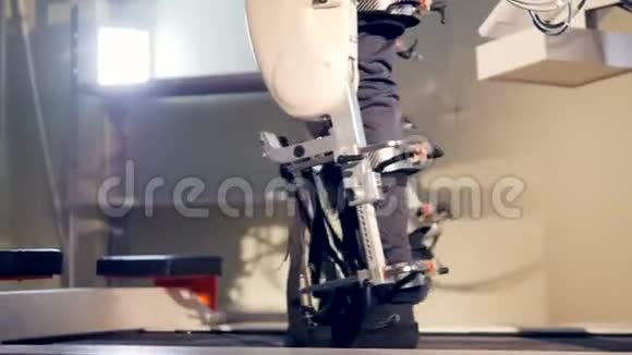 人类在机器人未来医学设备上的步骤4K视频的预览图