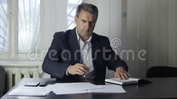 成熟的商人肖像在他的办公室视频的预览图