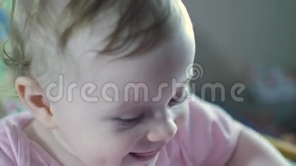 美丽的微笑可爱的宝贝是的视频的预览图
