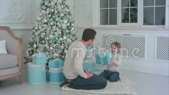 快乐的父子俩在地板上解开礼物视频的预览图