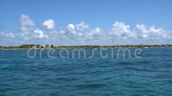 从温暖的加勒比海的波浪上的船上看海岸里维埃拉玛雅墨西哥夏日晴天蓝天视频的预览图