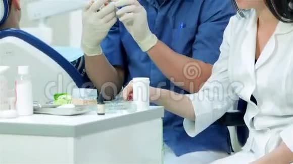旁边的牙医和同桌的女侍视频的预览图