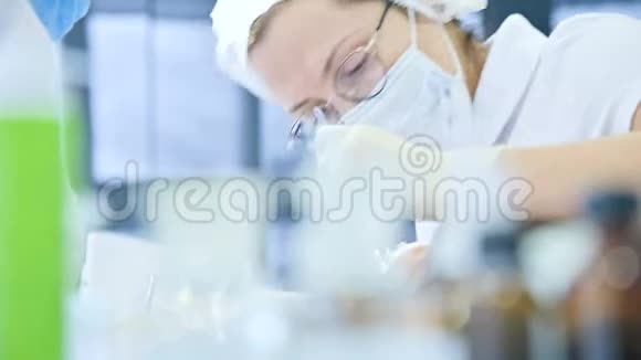 一名女牙医在一岁时检查一名女病人的口腔高级关键专业工作视频的预览图