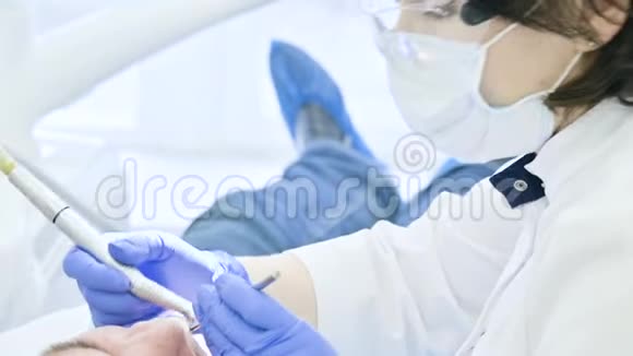 一名女性牙医在成年时检查男性病人的口腔高级关键专业工作视频的预览图