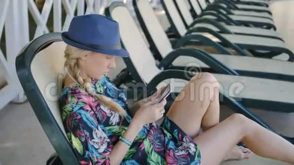 年轻女子在酒店睡觉时使用手机视频的预览图
