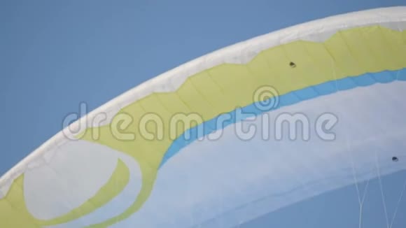 降落伞顶着蓝天冬季趣味滑翔伞鸟瞰图视频的预览图