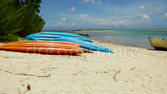 卡雅克在法属波利尼西亚海滩停泊视频的预览图