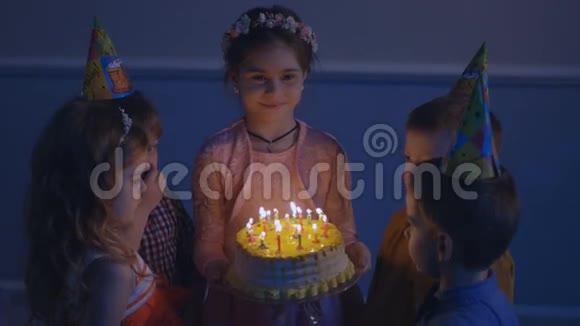 小女孩在派对上吹灭生日蛋糕上的蜡烛慢动作顺序视频的预览图