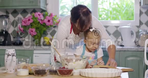 小女孩帮妈妈烤东西视频的预览图