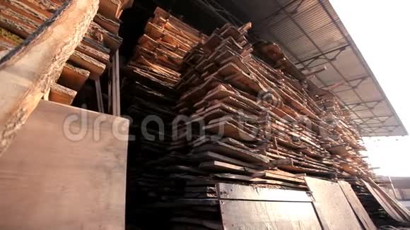 仓库的成品横梁或木板Aisles仓库视频的预览图