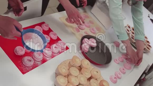 围裙边的女糖果通过筛筛筛筛选出糖粉视频的预览图