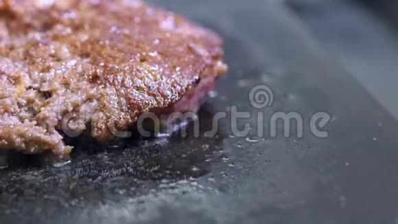 做汉堡包馅饼或牛排在一个热炉子上一个厨师在一个专业的厨房里烤肉厨师检查了视频的预览图