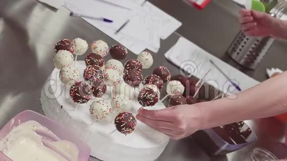 一组糖果将甜点球放在木棍上放入发泡胶支架视频的预览图