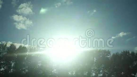 太阳的光线照射在树梢上视频的预览图