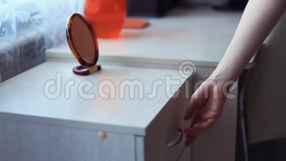 女性手打开床头柜抽屉拿着装有化妆品的篮子视频的预览图