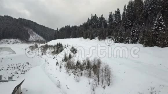 从空中看到山路山路上覆盖着白雪视频的预览图
