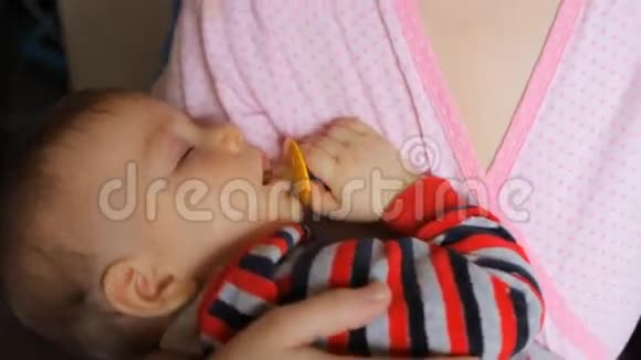 睡着的婴儿在她怀里摇摆视频的预览图