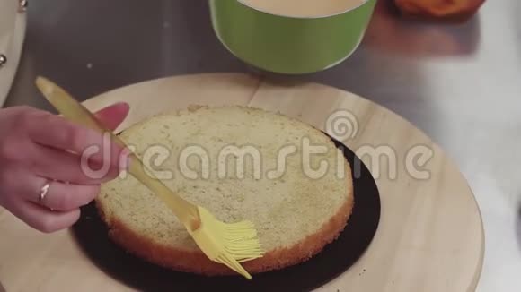 女性糖果手用甜液浸泡海绵蛋糕视频的预览图