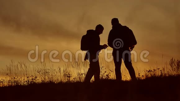 两名游客在夕阳的阳光下自拍旅行两个人穿着夹克自拍秋季生活方式视频的预览图
