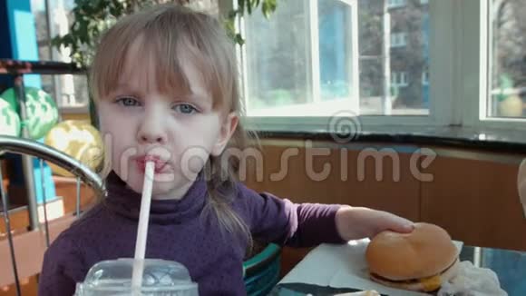 小女孩喝鸡尾酒视频的预览图