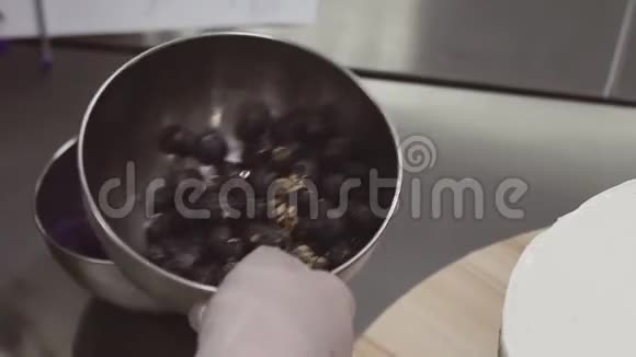 烹饪厨师手摇金属碗蓝莓与红糖混合视频的预览图