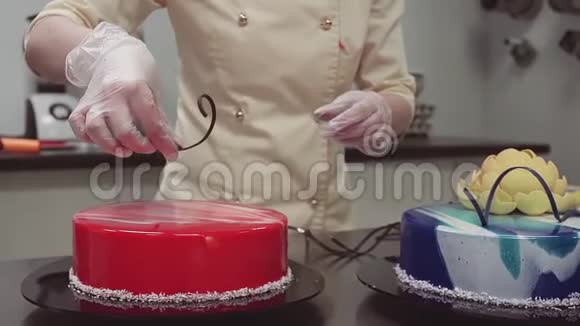 糖果装饰红镜釉蛋糕与巧克力条旋转视频的预览图