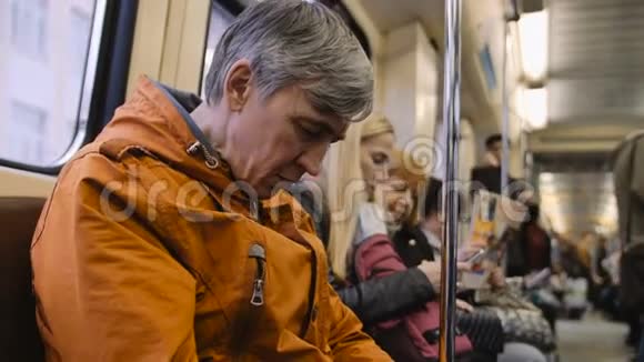 坐地铁睡觉的人视频的预览图