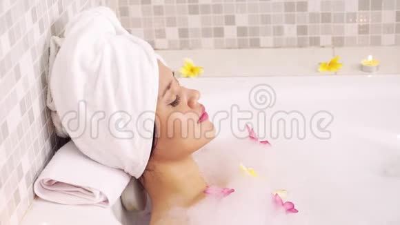 漂亮的女人喜欢在浴缸里洗澡视频的预览图