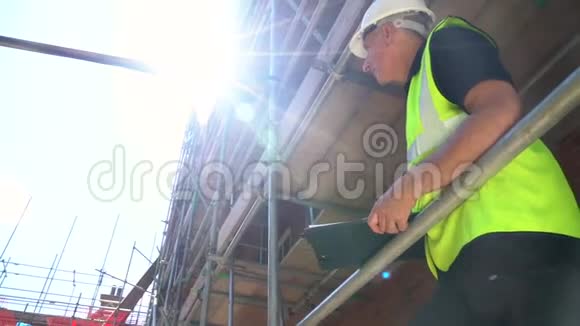 建筑工地的男建筑工头测量员工人或建筑师视频的预览图
