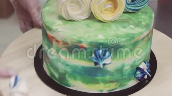 糖果手装饰五颜六色的海绵蛋糕与力量视频的预览图