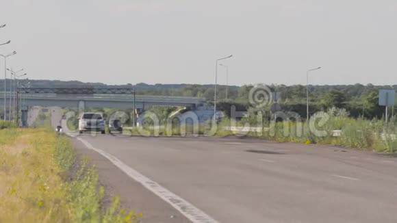 这辆车行驶在Pshenichnyh田野之间的乡村公路上日落时分在麦田的背景下视频的预览图