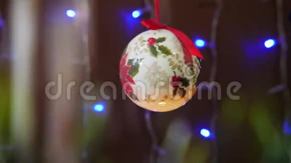 圣诞球与红色丝带与发光花环在背景视频的预览图