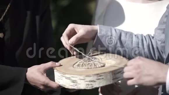 新娘手上戴着结婚金戒指戴上结婚戒指的美丽仪式视频的预览图